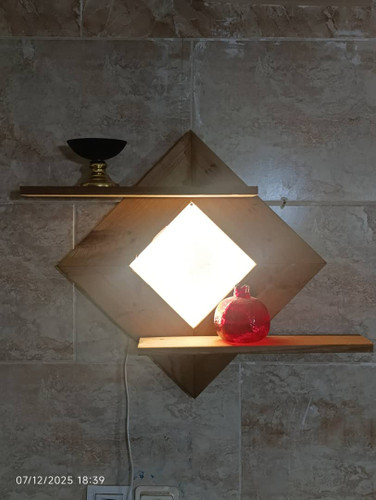 شلف چوبی لوزی متوسط با نورپردازی لاین نوری از جنس چوب طبیعی