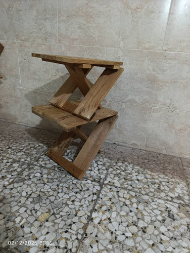 صندلی تاشو از جنس چوب طبیعی و رنگ طبیعی بسیار کم جا